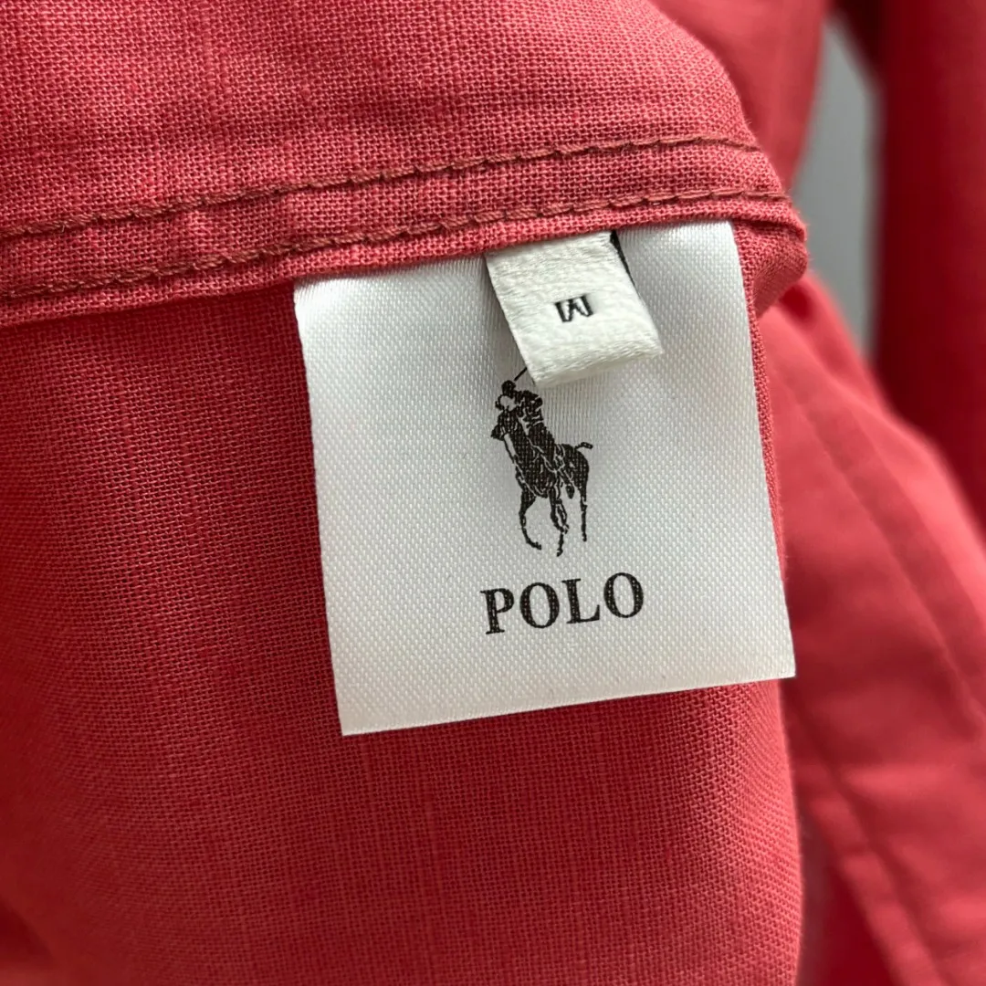 P210 Ralph Lauren/Ralph Lauren early autumn linen embroidered shirt is made of customized natural plant fiber linen fabric with unique bamboo texture and has a simple and simple beauty. It has a loose fit and a three-dimensional upper body. The lines are smooth and natural. From the shoulder line to the waist line and then to the hem, the line transition is smooth. There are no unnecessary folds or accumulations. The whole body is neat and stretched. The chest is embellished with the iconic pony embroidery. It is simple but highly recognizable. The embroidery thread has a natural color transition and the stitches are even and uniform in size. The stitches can also connect naturally and the lines are smooth and not stiff. Size: S M L XL